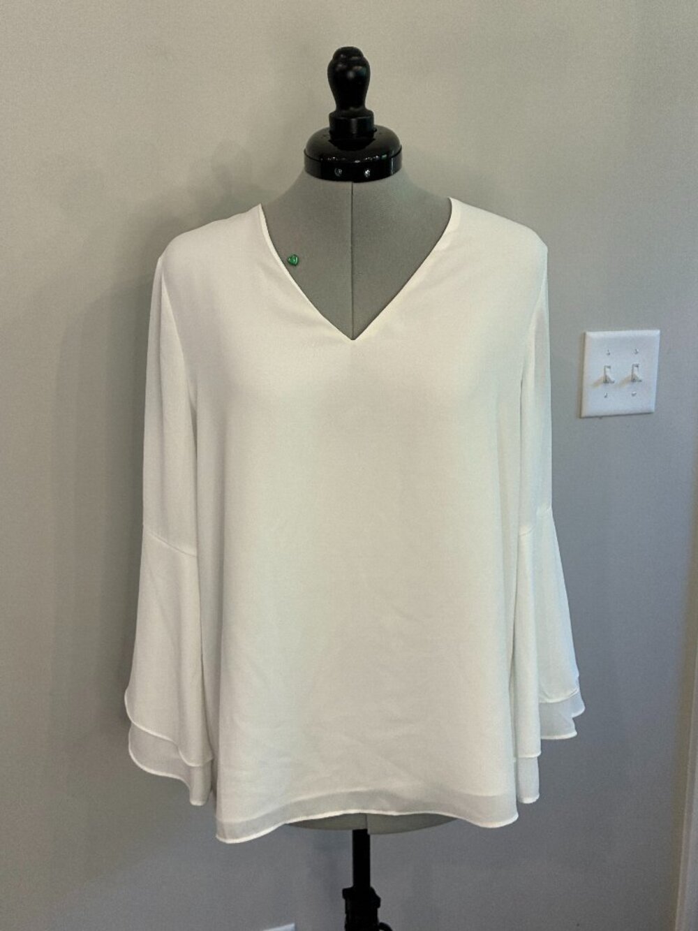 Alfani White V-Neck Tiered Bell Long Sleeve Blouse Top | Size 8